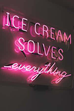 黑暗牆上寫著 ice cream solves everything 的粉紅色霓虹燈牌。 — 手機 壁紙