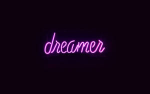 黑色背景上寫有dreamer的粉紅色霓虹燈牌 — 霓虹紫 壁紙
