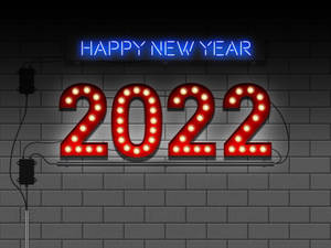 夜晚磚牆上寫著 Happy New Year 2022 的霓虹燈牌。 — 新年快樂 2020 壁紙