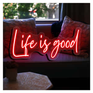 紅色霓虹燈牌寫著「Life is good」，在窗邊的沙發上。 — 霓虹燈 壁紙