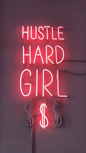 紅色霓虹燈牌，上面寫著 'HUSTLE HARD GIRL'，下方有美元符號，安裝在紫色牆上。 — 動力 壁紙