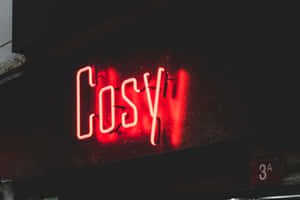 夜晚黑暗潮濕的牆壁上寫著Cosy的紅色霓虹燈牌。 — 霓虹紅 壁紙