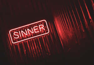 夜間波紋金屬牆上寫著「SINNER」的紅色霓虹燈牌。 — 霓虹紅 壁紙