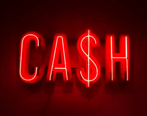 紅色霓虹燈牌，顯示 'CASH'，美元符號取代了 S。 — 5:4 壁紙