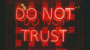 紅色霓虹燈牌寫著「DO NOT TRUST」，背後有「SPAM」海報。 — 霓虹紅 壁紙