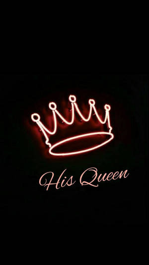 霓虹皇冠，帶有 His Queen 文字，在黑暗中發出紅光。 — 霓虹 壁紙