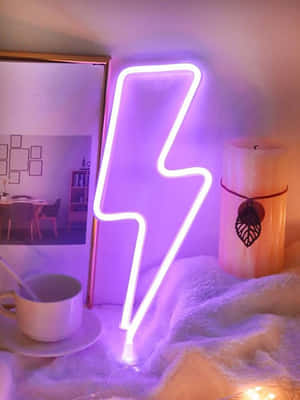 紫色閃電霓虹燈牌在一個舒適的架子上發光，架子上有蠟燭和馬克杯。 — 霓虹紫 壁紙