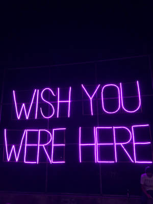 夜晚中寫著 wish you were here 的紫色霓虹燈牌 — 霓虹燈 壁紙