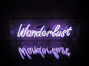 紫色霓虹燈牌寫著 Wanderlust，在深色表面上反射。 — 霓虹燈 壁紙