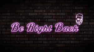 夜間磚牆上寫著「Be Right Back」並帶有臉部圖標的紫色霓虹燈牌。 — 霓虹美學 壁紙