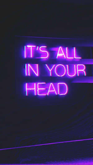 深色牆上寫著「IT'S ALL IN YOUR HEAD」的紫色霓虹燈牌。 — 霓虹 壁紙