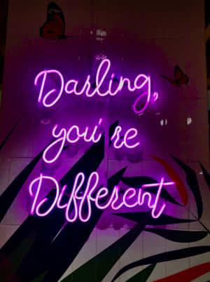 紫色霓虹燈牌寫著 Darling you're Different，磁磚牆上有蝴蝶貼紙。 — 霓虹紫 壁紙