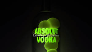一個發光的綠色Absolut Vodka酒瓶在黑色背景上。 — 綠色 壁紙