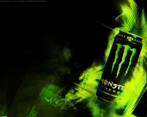 一個在黑暗背景上帶有發光綠色能量效果的Monster Energy飲料罐。 — 漫威標誌 壁紙