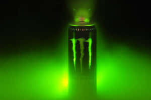在黑暗環境中帶有綠色薄霧的發光綠色Monster Energy飲料罐。 — Monster Energy 壁紙