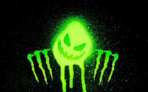發光的綠色Monster Energy標誌，帶有南瓜燈臉孔和滴落的爪子，黑色背景。 — Monster Energy 壁紙