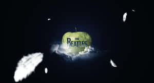一個帶有The Beatles標誌的綠色蘋果，被雲朵和漂浮的羽毛環繞在黑暗中。 — 約翰·藍儂 GIF 壁紙