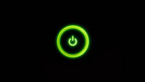 黑色背景上一個發光的綠色電源按鈕圖示。 — 螢光綠 壁紙