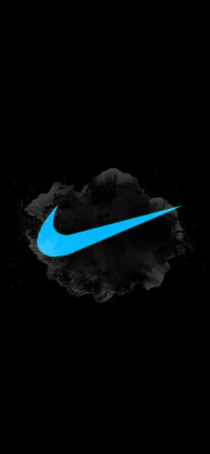 藍色Nike標誌在黑色背景上突破暗色煙霧。 — Pixel 8 Pro 壁紙