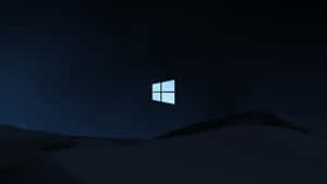 夜間發光的Windows標誌在黑暗山丘上方 — 乾淨 壁紙