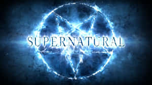 發光藍色五角星，帶有 'SUPERNATURAL' 文字，在深色紋理背景上。 — 動漫惡魔 壁紙