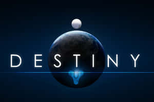 一個藍色行星，上面有一個月亮，被發光的白色字母「DESTINY」框住。 — 遊戲玩家標誌 壁紙