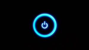 一個發光的藍色電源按鈕圖示在黑色背景上。 — 藍色美學電腦 壁紙