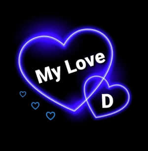 霓虹藍色心形，帶有文字 My Love D 和小心形，背景為黑色。 — 我愛你 壁紙