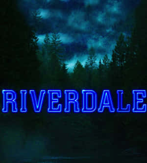 夜間在黑暗森林中發光的霓虹 Riverdale 標誌。 — 榮耀Magic V 壁紙