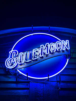 Blue Moon 霓虹燈牌在夜間於木牆上發出藍光。 — 舊金山 iPhone 壁紙