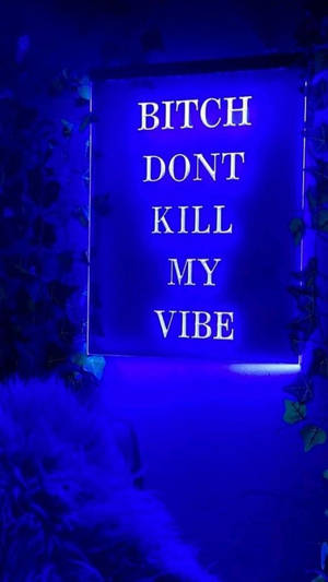 霓虹燈牌寫著「BITCH DONT KILL MY VIBE」，夜晚被常春藤環繞。 — 美學語錄動圖 壁紙