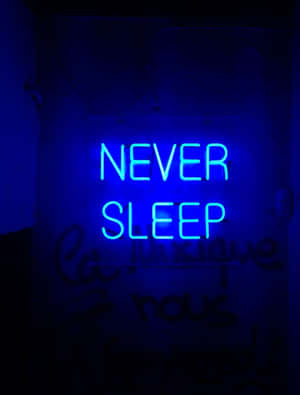 藍色霓虹燈牌在黑暗的房間中寫著 never sleep，並帶有塗鴉。 — 霓虹藍動畫 壁紙