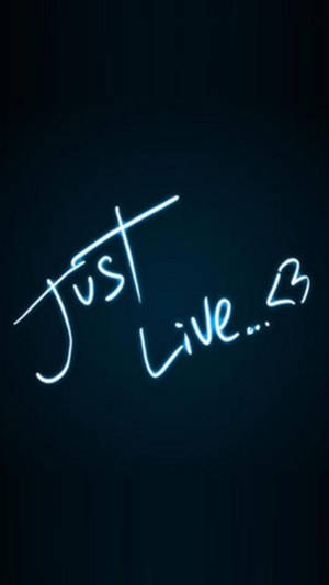 在深色牆壁上發光的藍色霓虹文字，寫著「Just Live...♡」。 — 銀河 live 壁紙