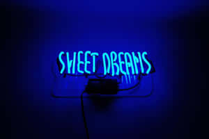 深色牆壁上寫著 sweet dreams 的藍色霓虹燈牌。 — Tumblr 壁紙