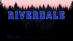 霓虹燈牌寫著 Riverdale，背景是暮色中的森林。 — 河谷鎮 壁紙
