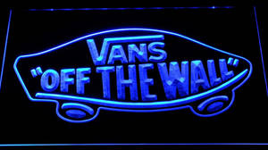 藍色霓虹Vans Off The Wall標誌牌在黑暗中發光。 — Vans 標誌 壁紙