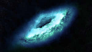 一個明亮的螺旋星系，在深空中帶有藍綠色和綠色的雲層。 — 宇宙 壁紙
