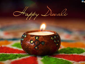 在色彩繽紛的 rangoli 藝術上點燃的蠟燭，附有 Diwali 祝福文字。 — 排燈節快樂 壁紙