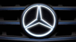 在帶有鍍鉻飾邊的深色汽車格柵上發光的賓士標誌。 — Mercedes Benz C300 壁紙
