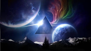 一個發光的金字塔漂浮在兩個行星之間，位於積雪的山峰之上，下方是色彩繽紛的星雲。 — 粉紅色美學桌面 壁紙