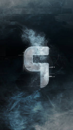 發光金屬字母G被煙霧和數位扭曲環繞。