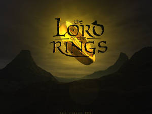 金色戒指在黑暗的山脈之間漂浮，帶有《魔戒》的標題。 — Lotr 壁紙
