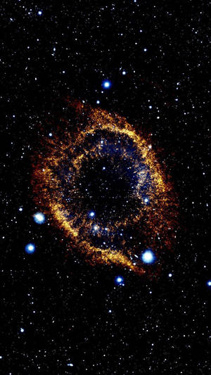 一個金色環狀星雲，被深空中明亮的藍色星星環繞。 — 三星Galaxy 壁紙