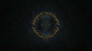 一個金色精靈語文字環圍繞著銀色樹木，背景為深色紋理。