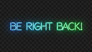 霓虹燈牌寫著「BE RIGHT BACK!」，在透明背景上發出藍色和綠色的光芒。 — 霓虹美學 壁紙