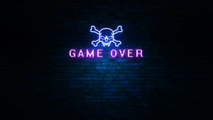 磚牆上帶有骷髏頭和交叉骨頭以及game over文字的霓虹燈牌。 — 霓虹燈 壁紙