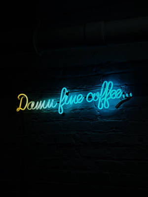 霓虹燈牌在深色磚牆上寫著 damn fine coffee — 咖啡美學 壁紙