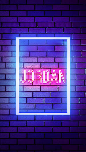 霓虹燈牌上寫著JORDAN，背景為紫色磚牆。 — 霓虹紫 壁紙