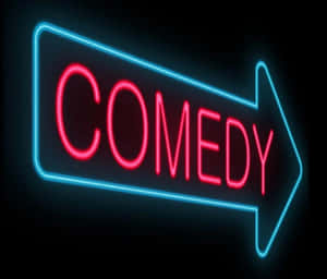 霓虹燈牌寫著 comedy，藍色邊框和紅色字母，指向右方。 — 幽默 壁紙