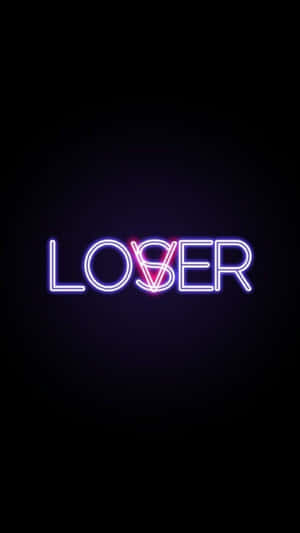 霓虹燈牌顯示「LOSER」，在深色背景上發出紫色和藍色的光芒。 — 霓虹燈 壁紙